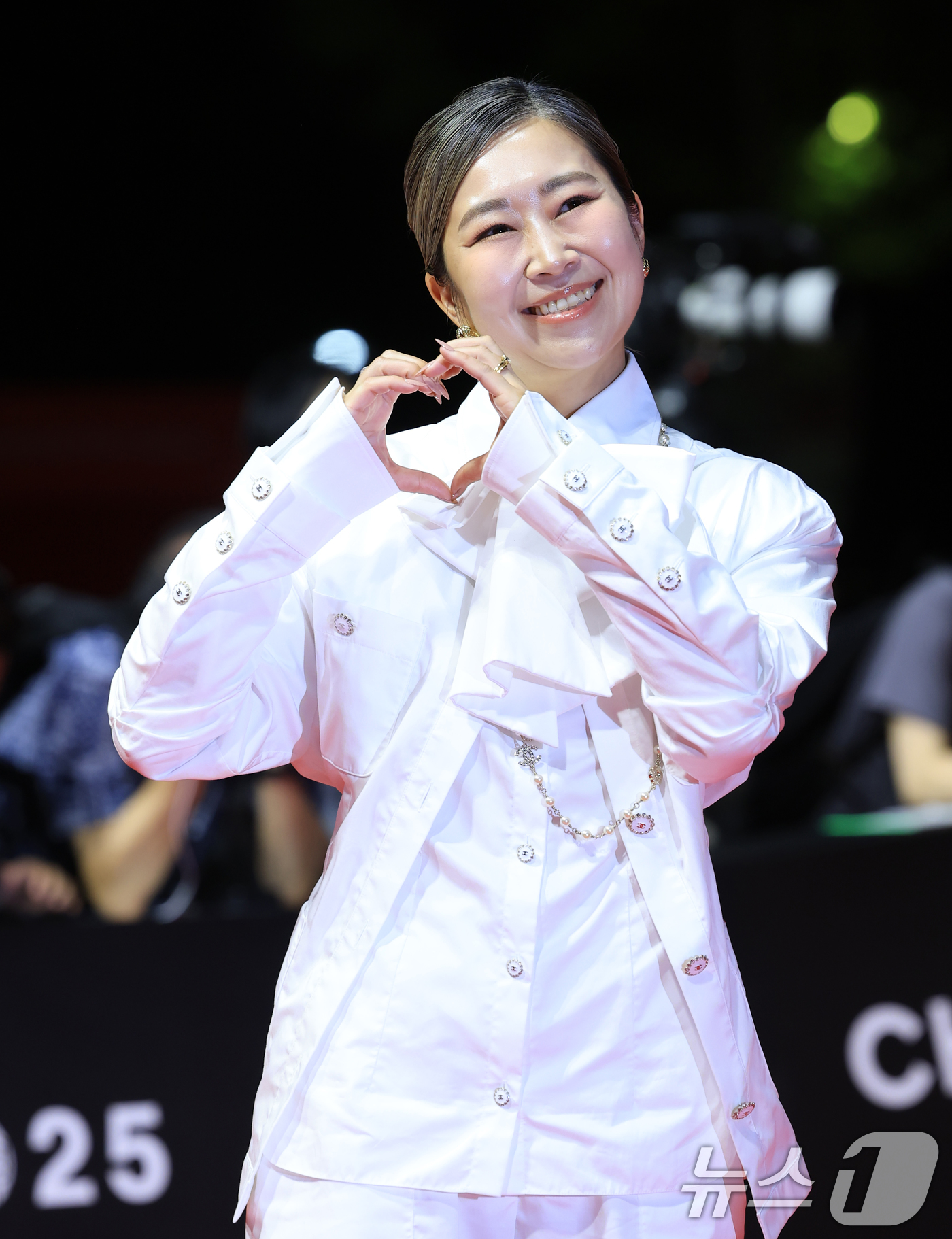 (부산=뉴스1) 권현진 기자 = 매기강 감독이 17일 오후 부산 해운대구 영화의전당에서 열린 ‘제30회 부산국제영화제’(BIFF) 개막식에 참석해 레드카펫을 밟고 있다. 2025. …