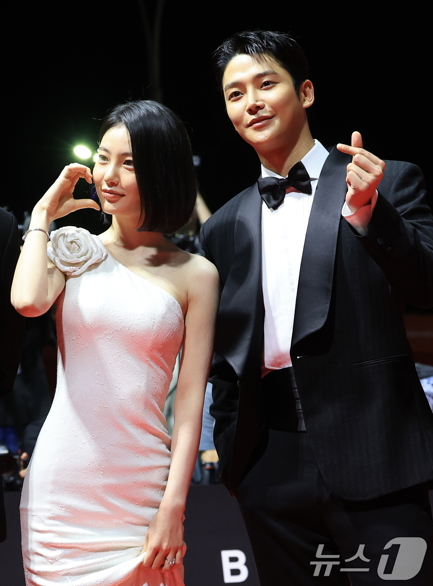 (부산=뉴스1) 권현진 기자 = 배우 신예은과 로운(오른쪽)이 17일 오후 부산 해운대구 영화의전당에서 열린 ‘제30회 부산국제영화제’(BIFF) 개막식에 참석해 레드카펫을 밟고 …