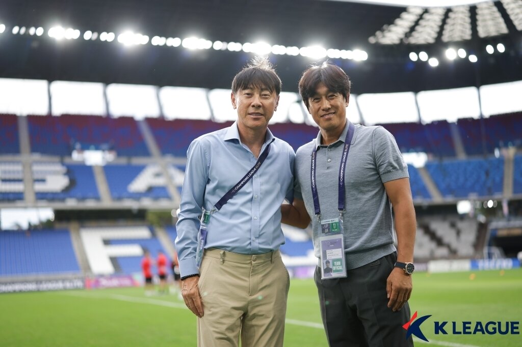 본문 이미지 - 신태용 울산HD 감독(왼쪽)과 서정원 청두 룽청 감독. (한국프로축구연맹 제공)