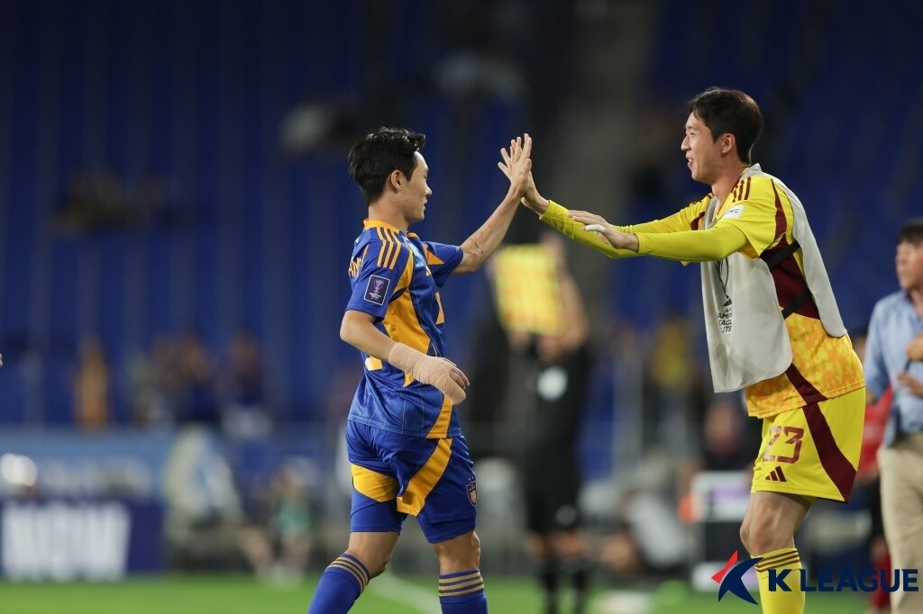본문 이미지 - 울산HD 엄원상(왼쪽)이 17일 열린 청두 룽청과의 2025-26 AFC 챔피언스리그 엘리트 리그 스테이지 1차전에서 후반 31분 동점 골을 넣은 뒤 기뻐하고 있다. (한국프로축구연맹 제공)