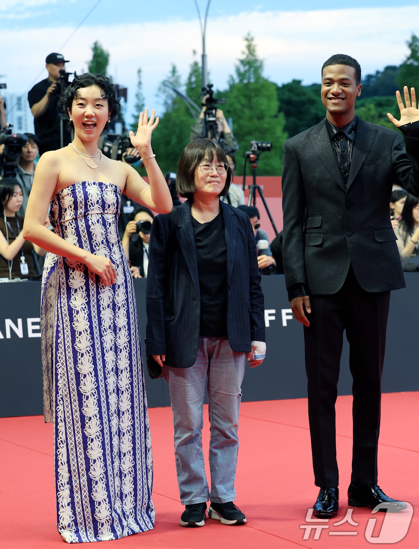 본문 이미지 - 배우 이주영(왼쪽부터)과 신수원 감독, 한현민이 17일 오후 부산 해운대구 영화의전당에서 열린 ‘제30회 부산국제영화제’(BIFF) 개막식에 참석해 레드카펫을 밟고 있다. 2025.9.17/뉴스1 ⓒ News1 권현진 기자
