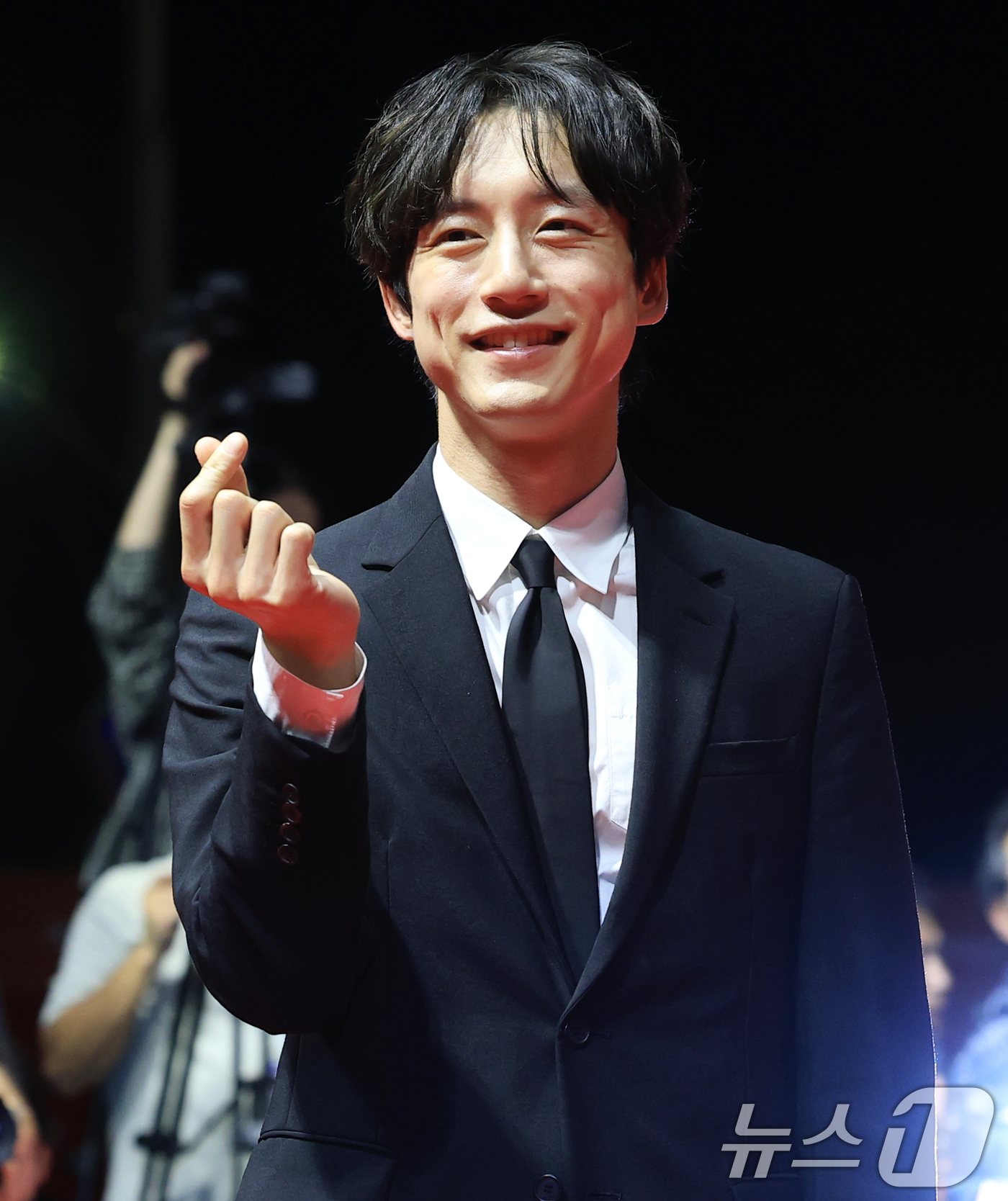 (부산=뉴스1) 권현진 기자 = 배우 사카구치 켄타로가 17일 오후 부산 해운대구 영화의전당에서 열린 ‘제30회 부산국제영화제’(BIFF) 개막식에 참석해 레드카펫을 밟으며 하트를 …