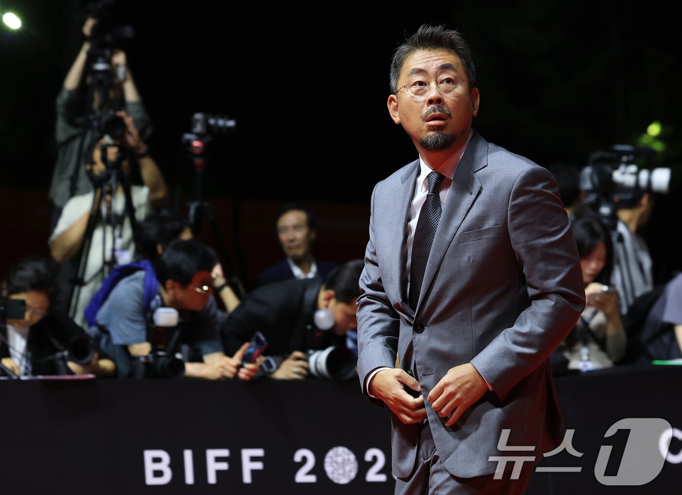 본문 이미지 - 나홍진 감독이 17일 오후 부산 해운대구 영화의전당에서 열린 ‘제30회 부산국제영화제’(BIFF) 개막식에 참석하고 있다. 2025.9.17/뉴스1 ⓒ News1 권현진 기자
