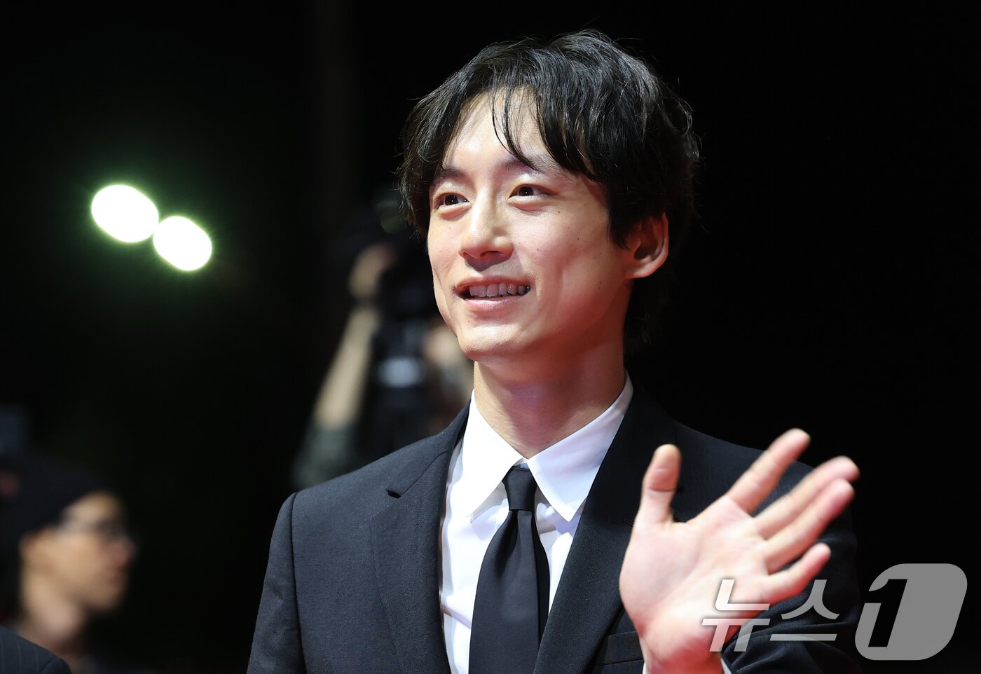 본문 이미지 - 배우 사카구치 켄타로가 17일 오후 부산 해운대구 영화의전당에서 열린 ‘제30회 부산국제영화제’&#40;BIFF&#41; 개막식에 참석해 손을 흔들고 있다. 2025.9.17/뉴스1 ⓒ News1 권현진 기자