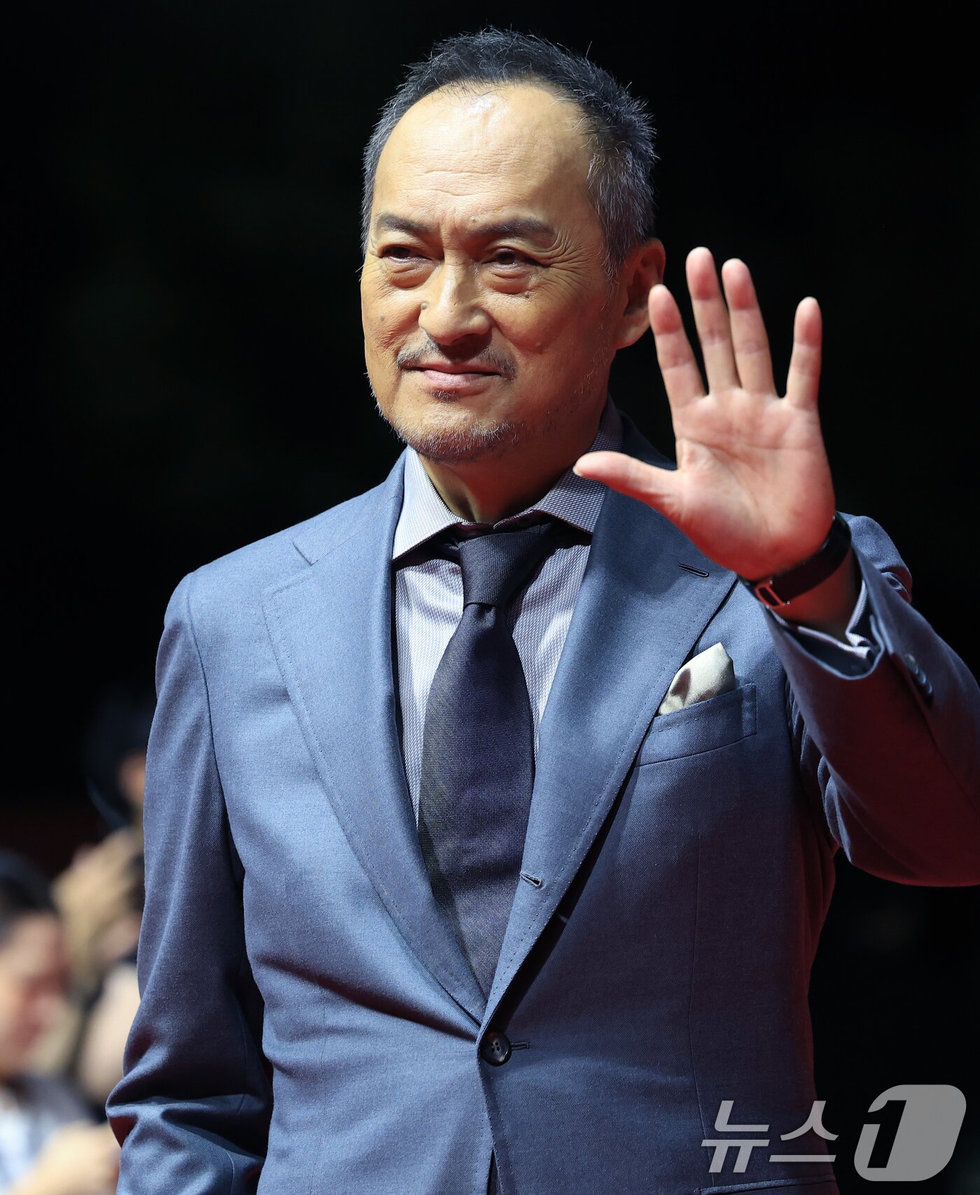 본문 이미지 - 배우 와타나베 켄이 17일 오후 부산 해운대구 영화의전당에서 열린 ‘제30회 부산국제영화제’(BIFF) 개막식에 참석해 레드카펫을 밟고 있다. 2025.9.17/뉴스1 ⓒ News1 권현진 기자