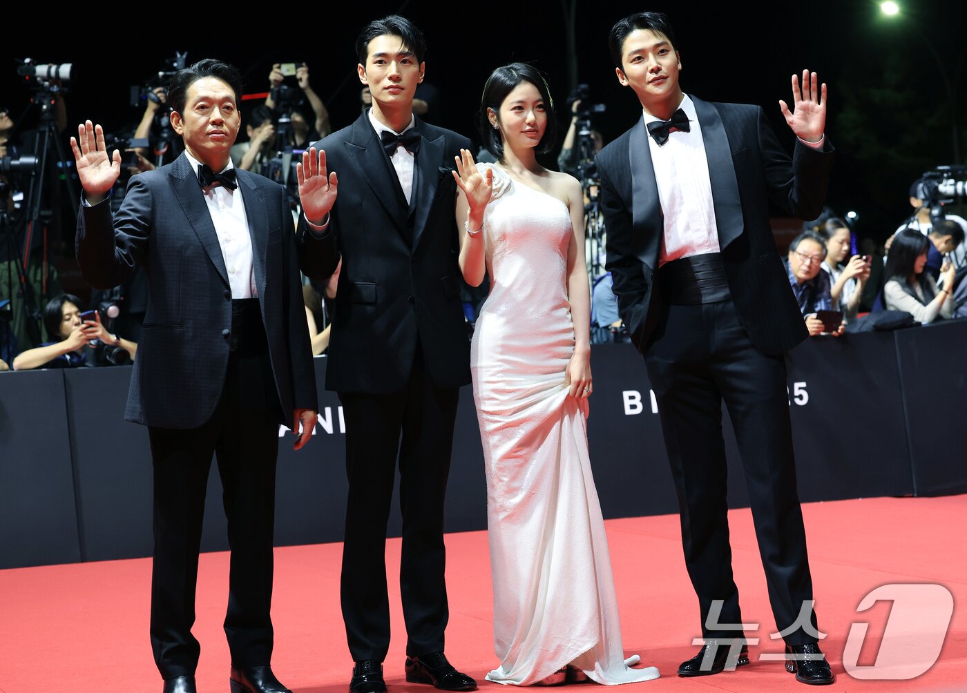 본문 이미지 - 배우 박지환(왼쪽부터)과 박서함, 신예은, 로운이 17일 오후 부산 해운대구 영화의전당에서 열린 ‘제30회 부산국제영화제’(BIFF) 개막식 레드카펫 행사에 참석해 포즈를 취하고 있다. 2025.9.17/뉴스1 ⓒ News1 권현진 기자