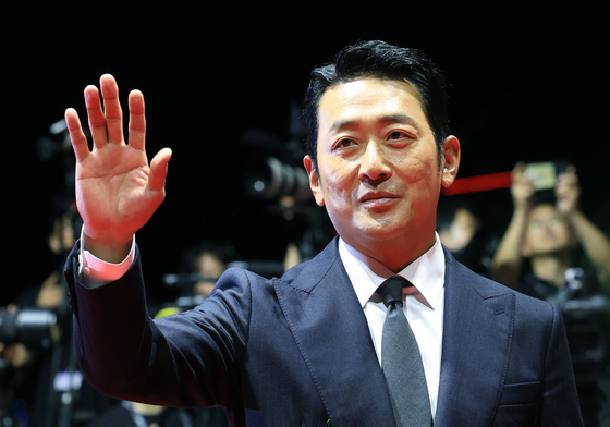 '47세 톱배우' 하정우, 열애 중…결혼은 미정(종합)