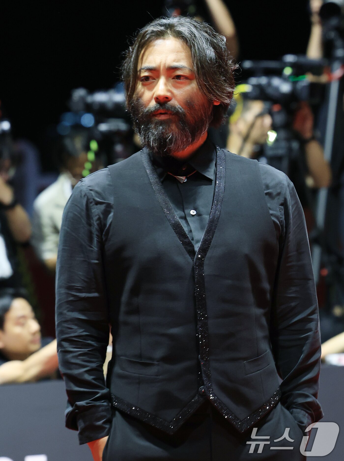 본문 이미지 - 감독과 배우 야마다 타카유키가 17일 오후 부산 해운대구 영화의전당에서 열린 ‘제30회 부산국제영화제’(BIFF) 개막식에 참석해 레드카펫을 밟고 있다. 2025.9.17/뉴스1 ⓒ News1 권현진 기자