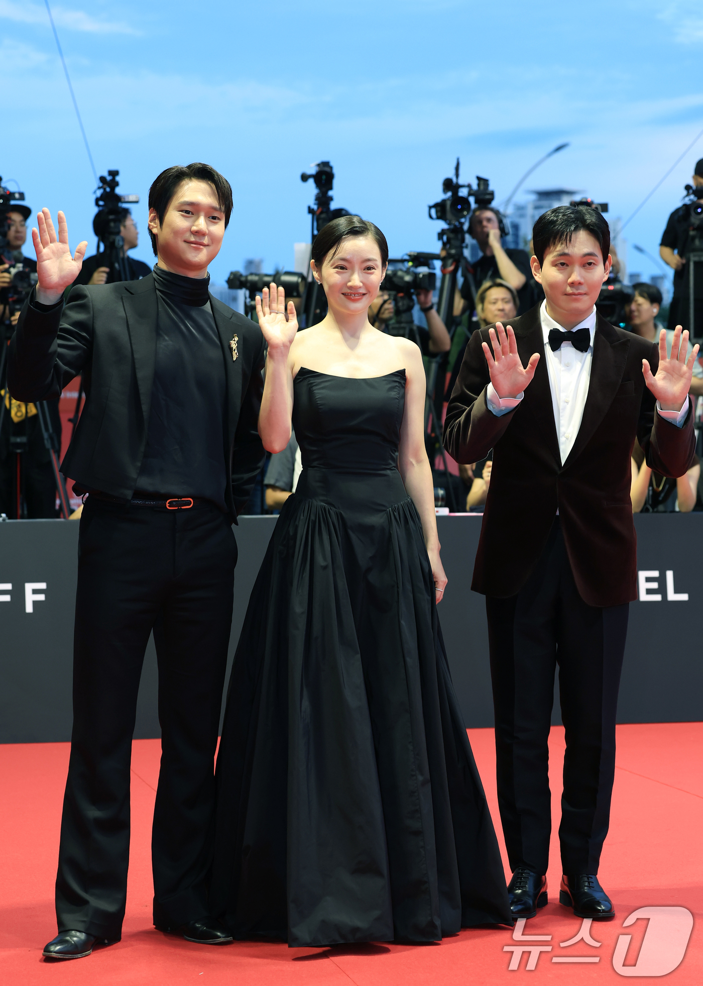 (부산=뉴스1) 권현진 기자 = 배우 고경표(왼쪽부터)와 위지원, 류경수가 17일 오후 부산 해운대구 영화의전당에서 열린 ‘제30회 부산국제영화제’(BIFF) 개막식에 참석해 레드 …