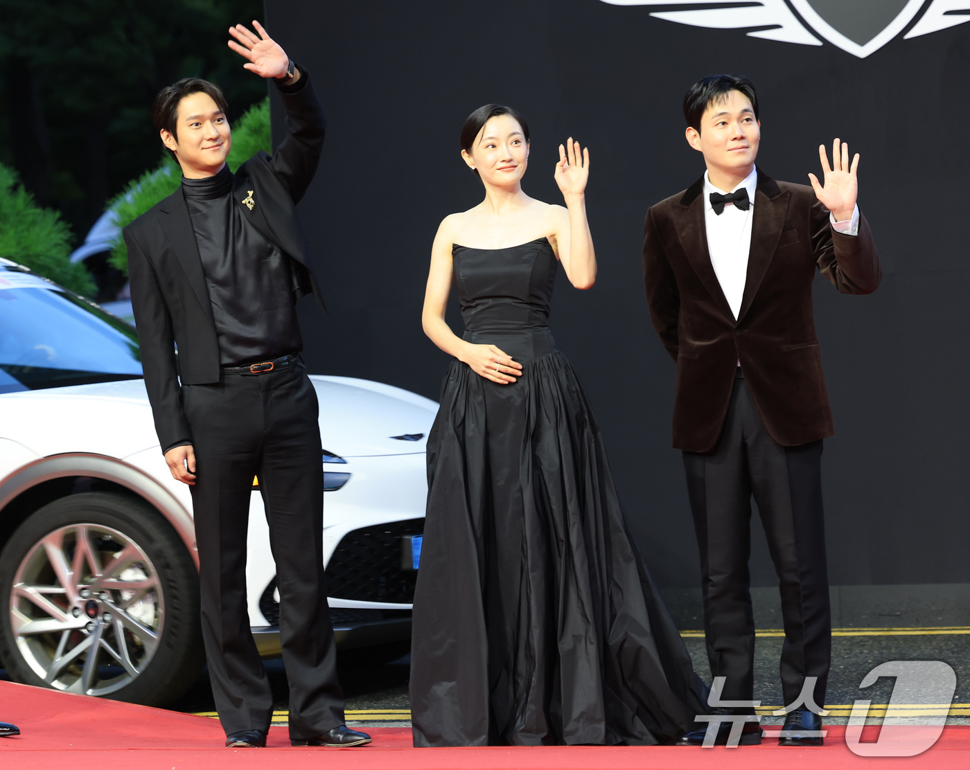 (부산=뉴스1) 권현진 기자 = 배우 고경표(왼쪽부터)와 위지원, 류경수가 17일 오후 부산 해운대구 영화의전당에서 열린 ‘제30회 부산국제영화제’(BIFF) 개막식에 참석해 레드 …