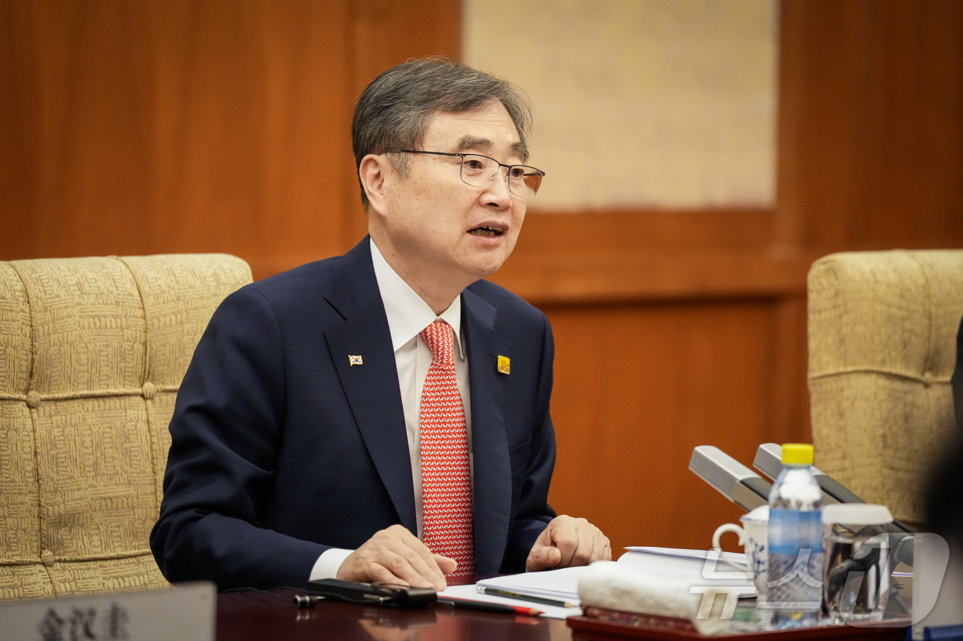 (서울=뉴스1) 김민지 기자 = 조현 외교부 장관이 17일(현지시간) 오후 베이징 댜오위타이에서 열린 한·중 외교장관회담에서 왕이 중국공산당 외사판공실 주임 겸 외교부장과 회담하고 …