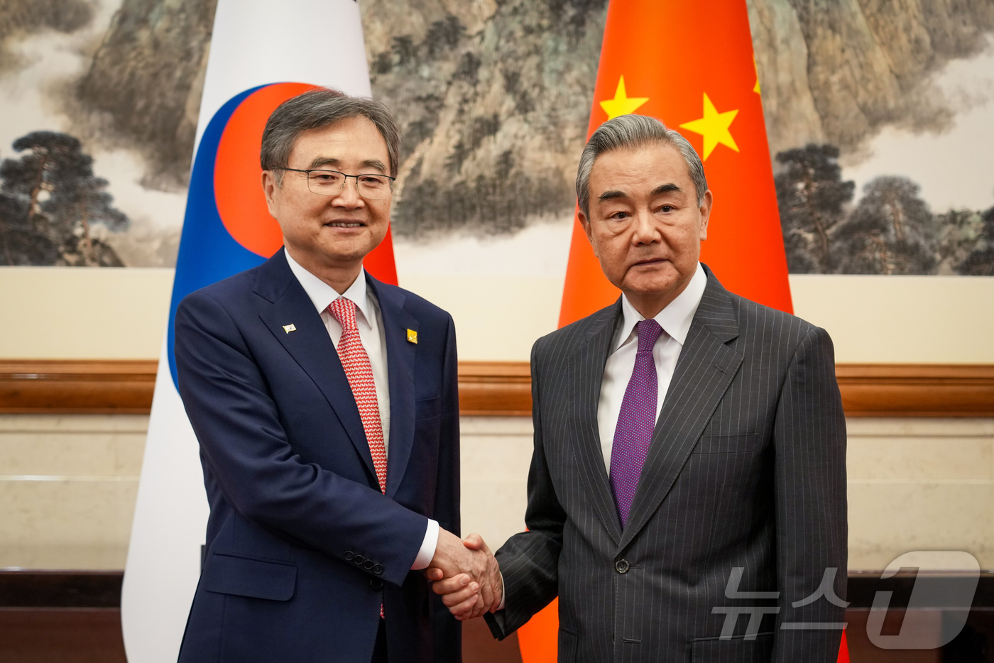 (서울=뉴스1) 김민지 기자 = 조현 외교부 장관이 17일(현지시간) 오후 베이징 댜오위타이에서 열린 한·중 외교장관회담에서 왕이 중국공산당 외사판공실 주임 겸 외교부장과 악수를 …