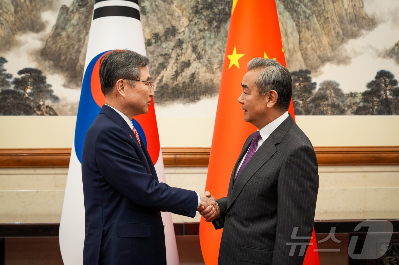 (서울=뉴스1) 김민지 기자 = 조현 외교부 장관이 17일(현지시간) 오후 베이징 댜오위타이에서 열린 한·중 외교장관회담에서 왕이 중국공산당 외사판공실 주임 겸 외교부장과 악수를 …