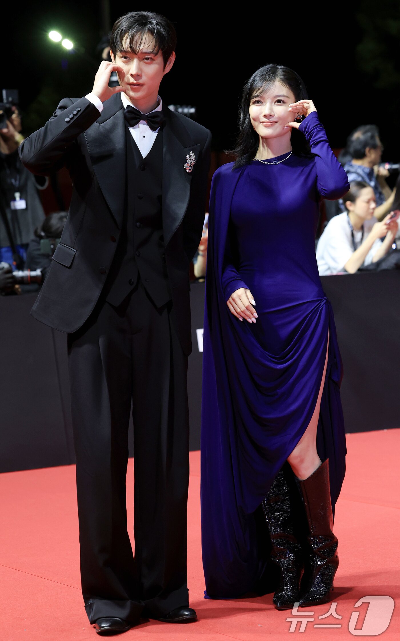 본문 이미지 - 배우 김영대와 김유정&#40;오른쪽&#41;이 17일 오후 부산 해운대구 영화의전당에서 열린 ‘제30회 부산국제영화제’&#40;BIFF&#41; 개막식에 참석해 볼 하트 포즈를 취하고 있다. ⓒ News1 권현진 기자