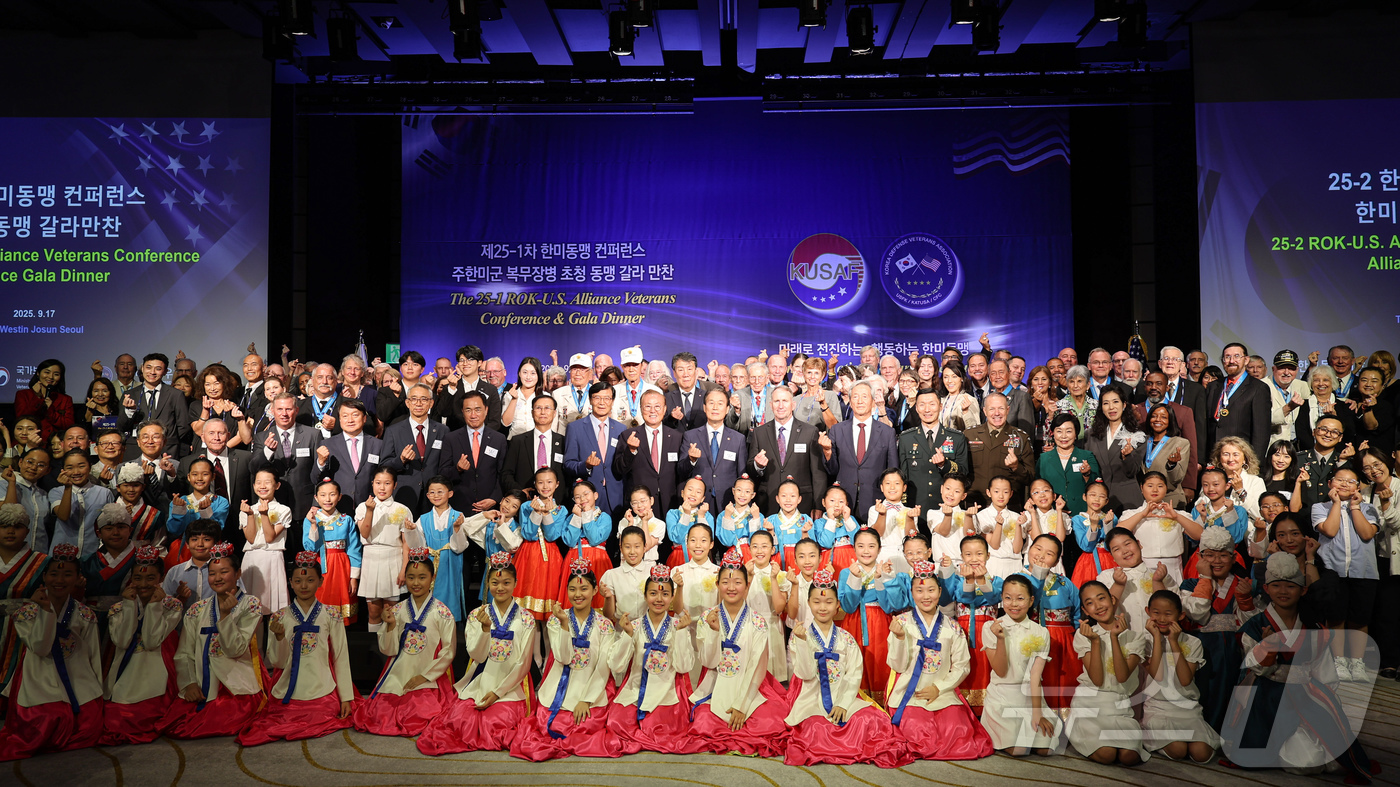 (서울=뉴스1) = 권오을 국가보훈부 장관이 17일 서울 중구 웨스틴 조선 호텔에서 열린 2025 한미동맹 콘퍼런스 갈라만찬에서 기념촬영을 하고 있다. (국가보훈부 제공. 재판매 …