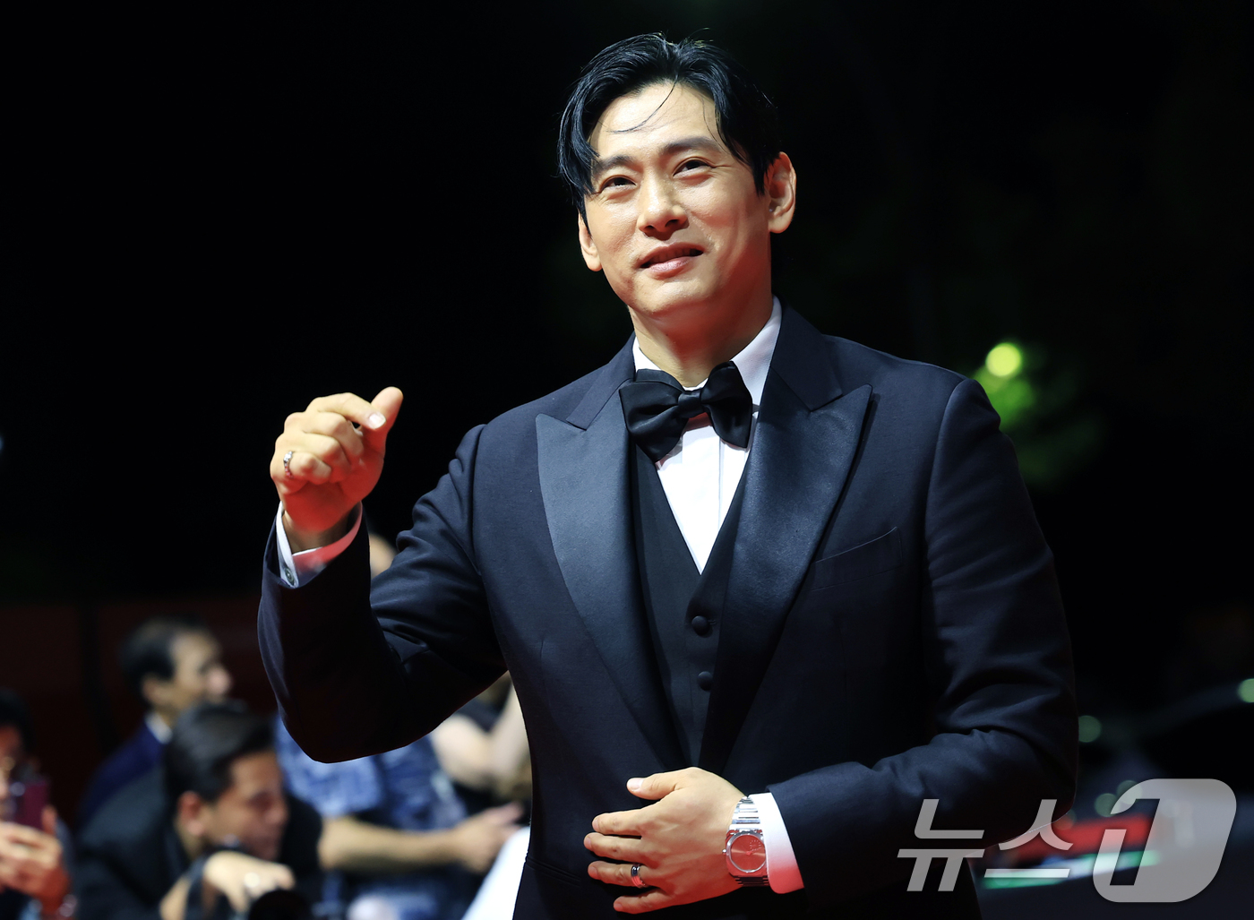 (부산=뉴스1) 권현진 기자 = 배우 유태오가 17일 오후 부산 해운대구 영화의전당에서 열린 ‘제30회 부산국제영화제’(BIFF) 개막식에 참석해 레드카펫을 밟고 있다. 2025. …