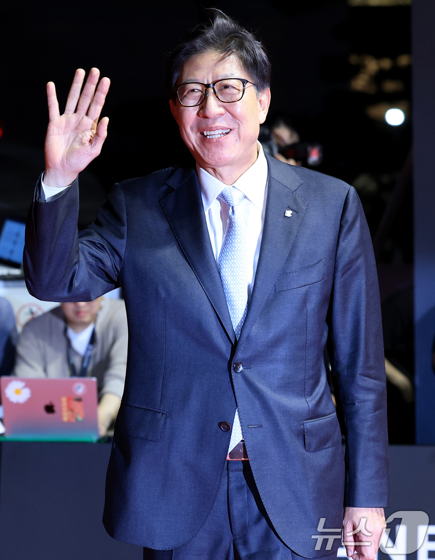 (부산=뉴스1) 권현진 기자 = 박형준 부산시장이 17일 오후 부산 해운대구 영화의전당에서 열린 ‘제30회 부산국제영화제’(BIFF) 개막식에 참석해 레드카펫을 밟고 있다. 202 …