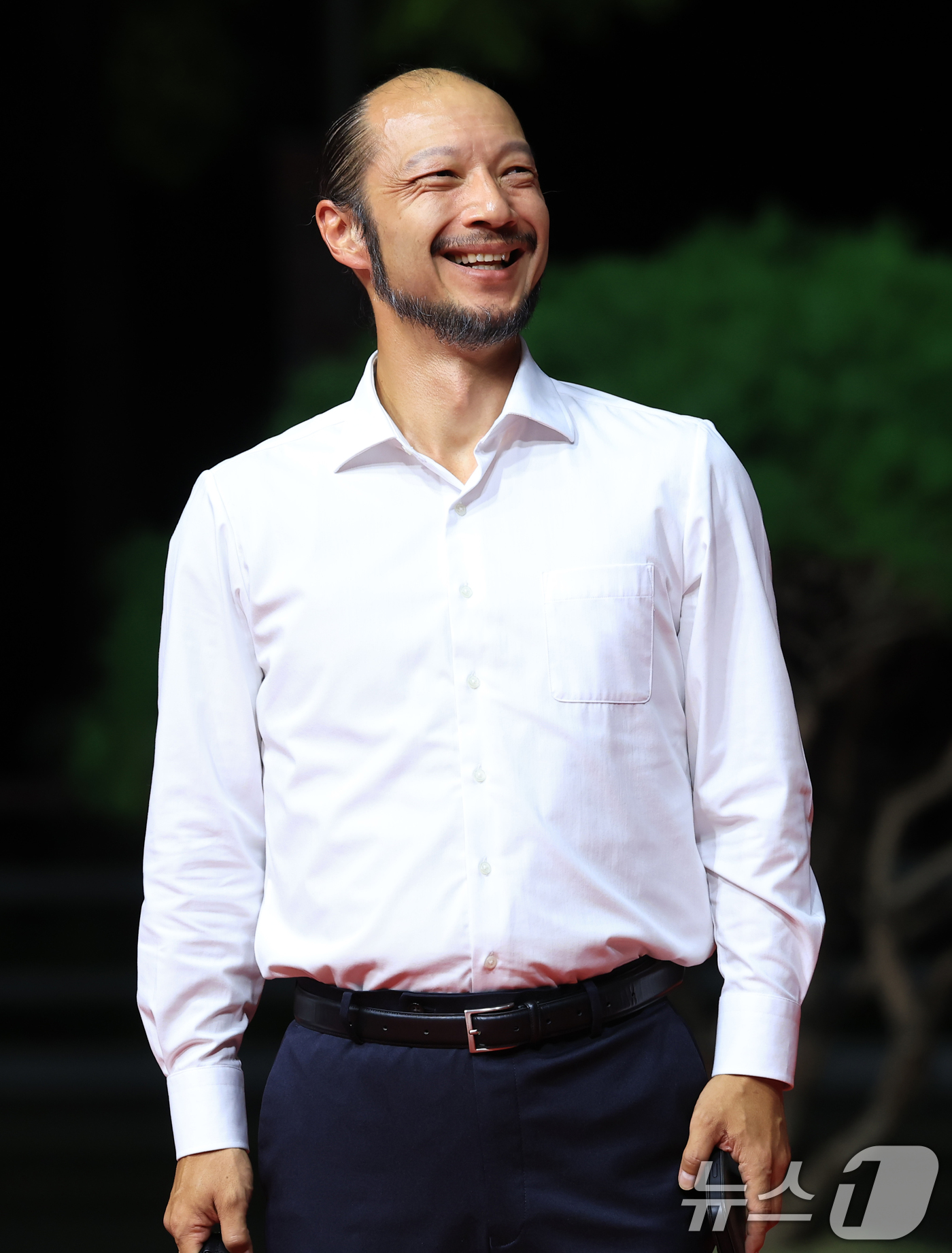 (부산=뉴스1) 권현진 기자 = 일본 배우 코우치 야마토가 17일 오후 부산 해운대구 영화의전당에서 열린 ‘제30회 부산국제영화제’(BIFF) 개막식에 참석해 레드카펫을 밟고 있다 …