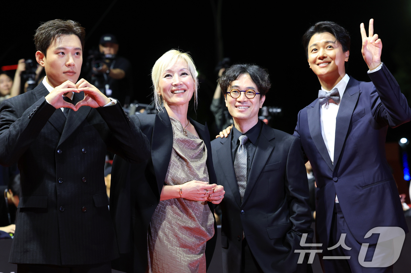 (부산=뉴스1) 권현진 기자 = 배우 김성철(왼쪽부터)과 이혜영, 민규동 감독, 연우진이 17일 오후 부산 해운대구 영화의전당에서 열린 ‘제30회 부산국제영화제’(BIFF) 개막식 …