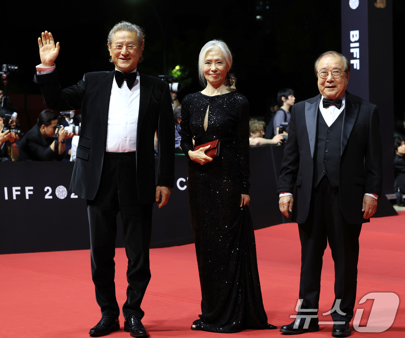 (부산=뉴스1) 권현진 기자 = 배우 박근형(왼쪽부터)과 예수정, 장용이 17일 오후 부산 해운대구 영화의전당에서 열린 ‘제30회 부산국제영화제’(BIFF) 개막식에 참석해 레드카 …