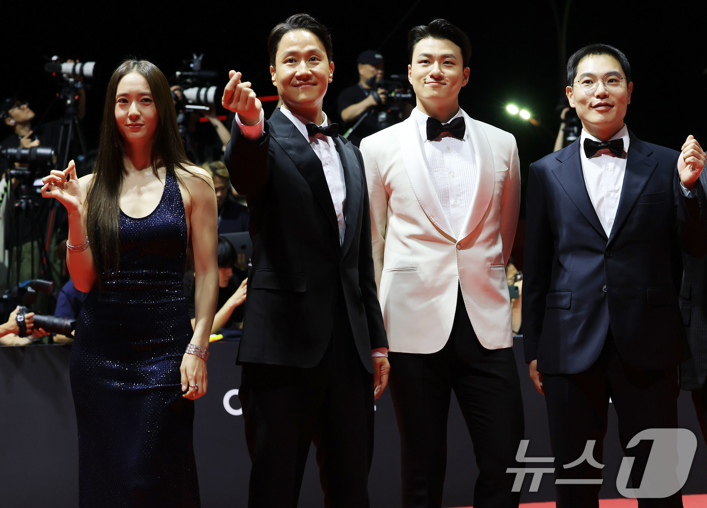(부산=뉴스1) 권현진 기자 = 배우 정수정(왼쪽부터)과 정우, 신승호, 오성호 감독이 17일 오후 부산 해운대구 영화의전당에서 열린 ‘제30회 부산국제영화제’(BIFF) 개막식에 …