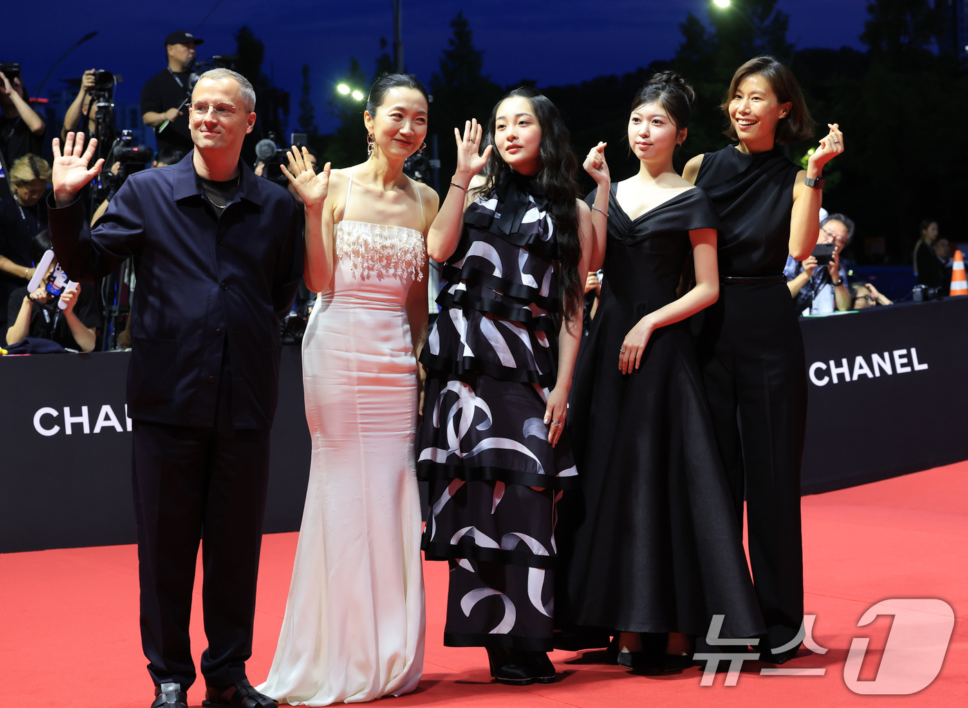 (부산=뉴스1) 권현진 기자 = 프레데리크 쇨베르 감독(왼쪽부터)과 배우 김주령, 김민하, 안서현, 오희정 프로듀서가 17일 오후 부산 해운대구 영화의전당에서 열린 ‘제30회 부산 …