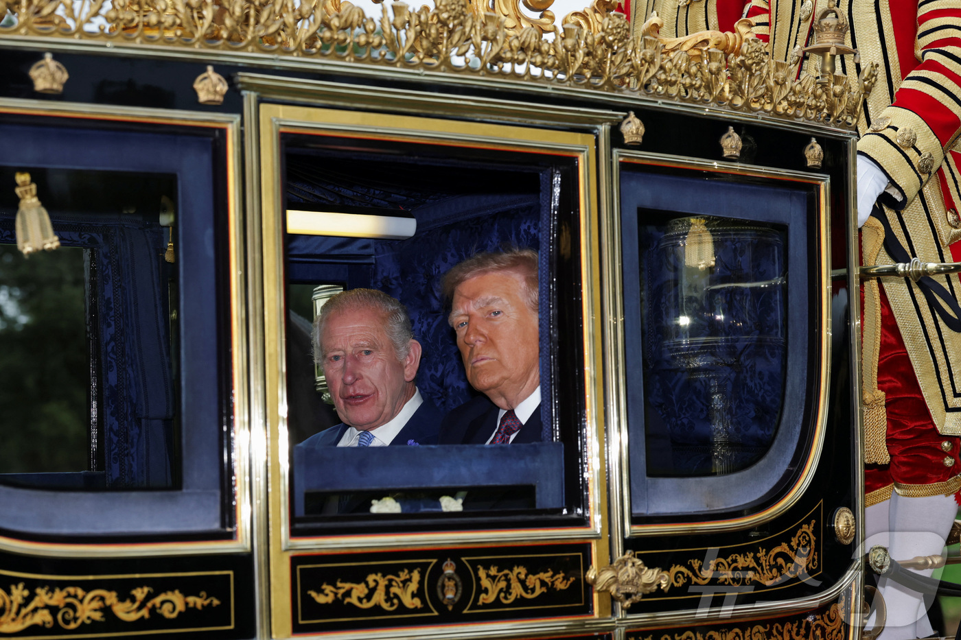 (버크셔 로이터=뉴스1) 류정민 특파원 = 찰스3세 영국 국왕과 도널드 트럼프 미국 대통령이 17일(현지시간) 마차를 타고 영국 버크셔주 소재 윈저성으로 향하고 있다. 2025.0 …