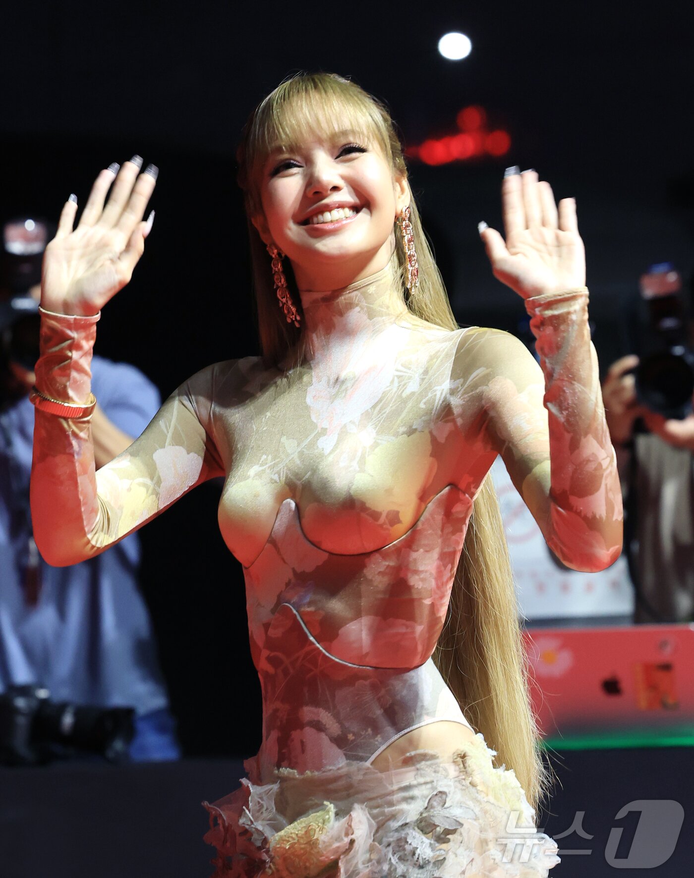 본문 이미지 - 블랙핑크 리사가 17일 오후 부산 해운대구 영화의전당에서 열린 ‘제30회 부산국제영화제’&#40;BIFF&#41; 개막식에 참석해 포즈를 취하고 있다. ⓒ News1 권현진 기자