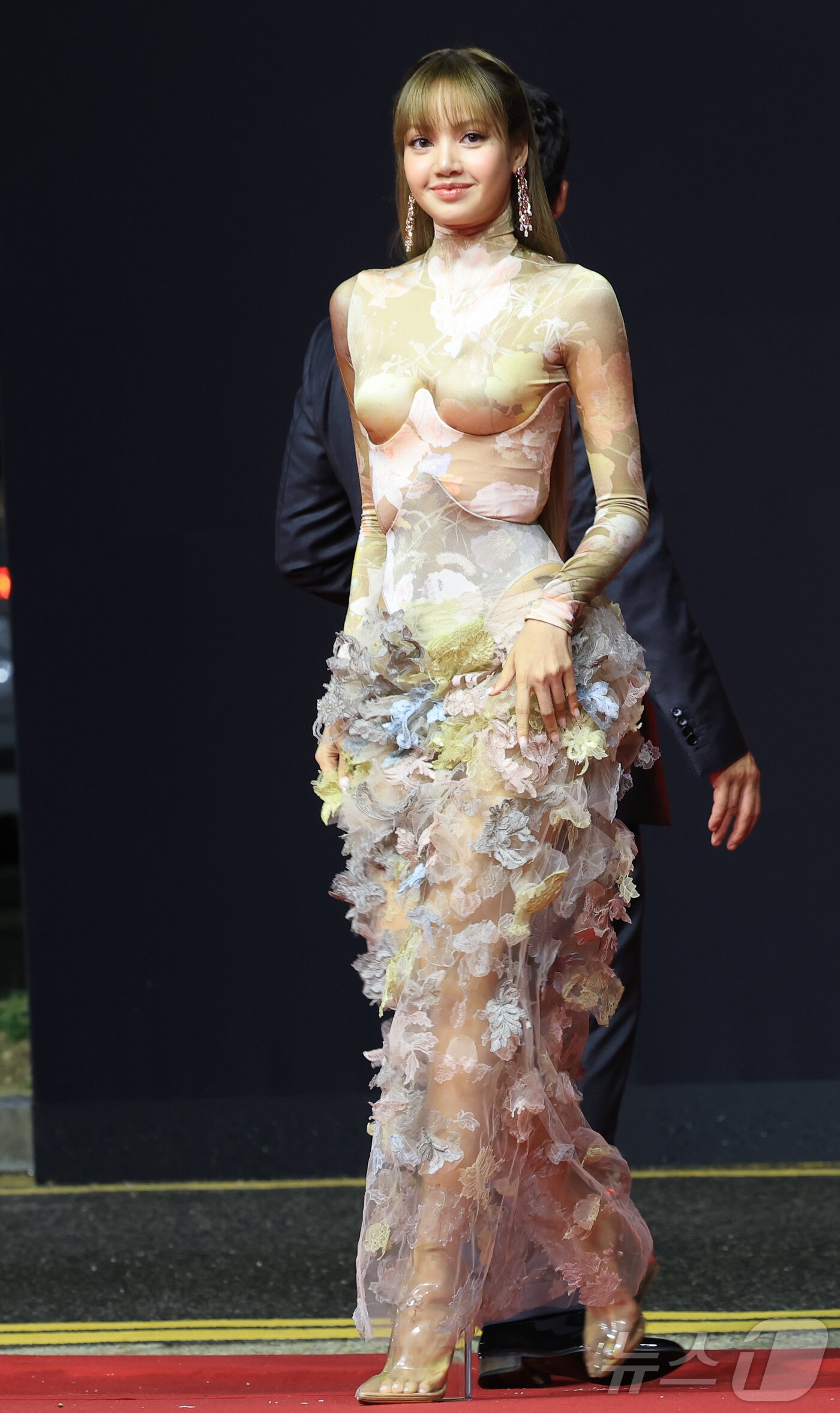 본문 이미지 - 블랙핑크 리사가 17일 오후 부산 해운대구 영화의전당에서 열린 ‘제30회 부산국제영화제’&#40;BIFF&#41; 개막식에 참석해 레드카펫을 밟고 있다. ⓒ News1 권현진 기자