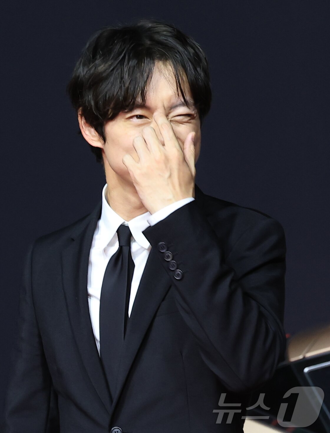 본문 이미지 - 배우 사카구치 켄타로가 17일 오후 부산 해운대구 영화의전당에서 열린 ‘제30회 부산국제영화제’&#40;BIFF&#41; 개막식에 참석해 얼굴을 매만지고 있다. ⓒ News1 권현진 기자