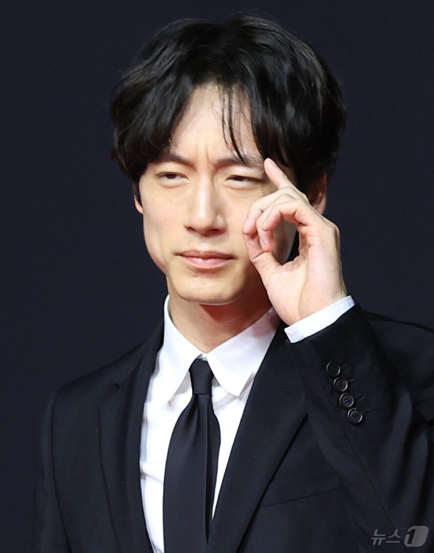 본문 이미지 - 배우 사카구치 켄타로가 17일 오후 부산 해운대구 영화의전당에서 열린 ‘제30회 부산국제영화제’&#40;BIFF&#41; 개막식에 참석해 차에서 내린 뒤 생각에 잠겨있다. ⓒ News1 권현진 기자