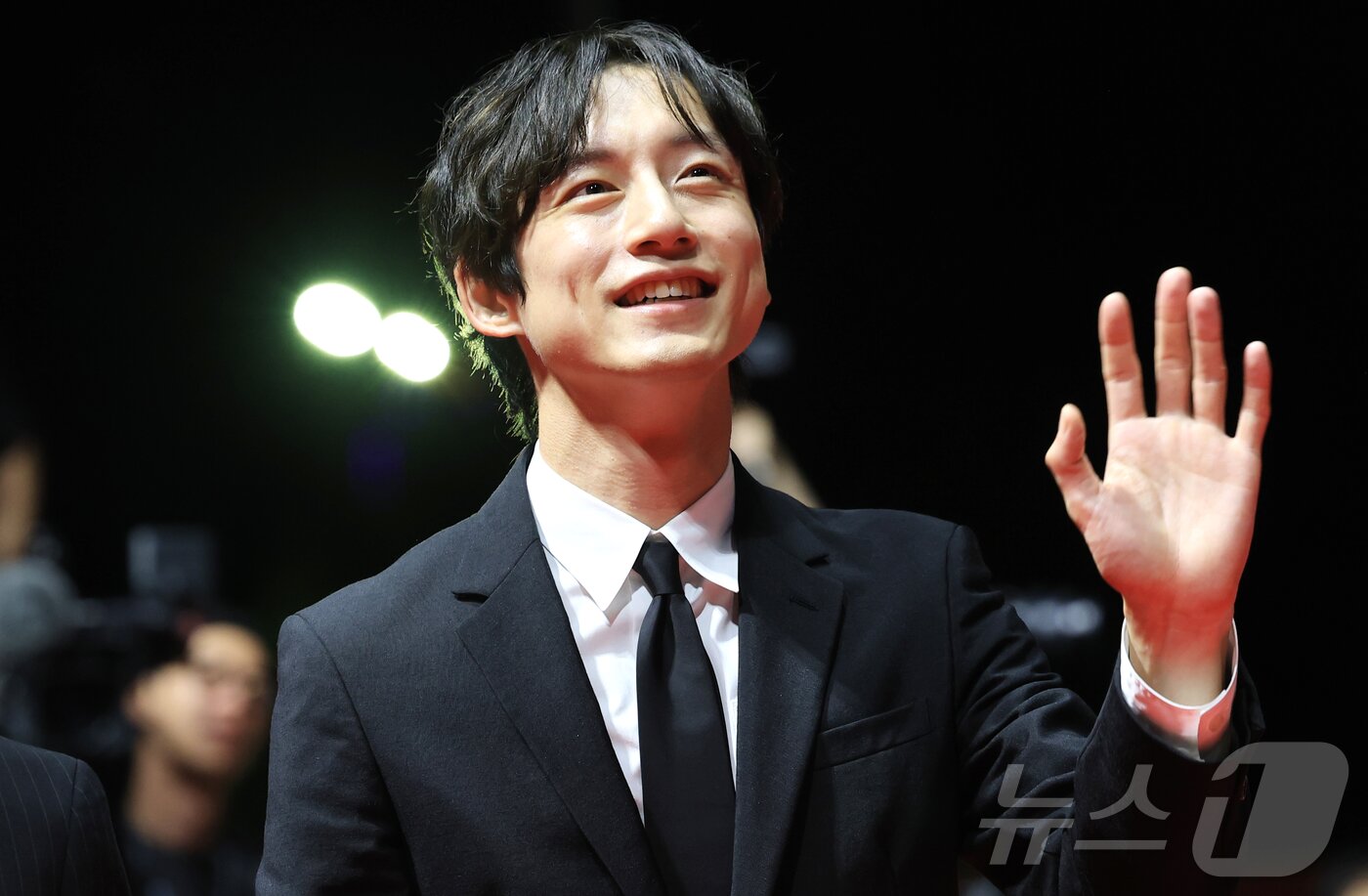 본문 이미지 - 배우 사카구치 켄타로가 17일 오후 부산 해운대구 영화의전당에서 열린 ‘제30회 부산국제영화제’&#40;BIFF&#41; 개막식에 참석해 팬들 환호에 미소를 짓고 있다. ⓒ News1 권현진 기자