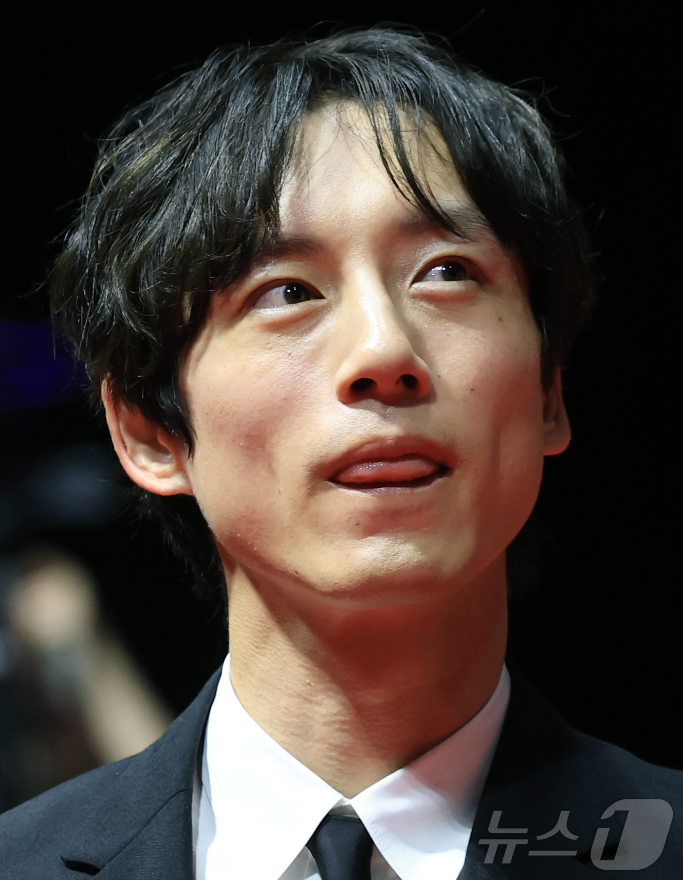 (부산=뉴스1) 권현진 기자 = 배우 사카구치 켄타로가 17일 오후 부산 해운대구 영화의전당에서 열린 ‘제30회 부산국제영화제’(BIFF) 개막식에 참석해 팬들 환호에 수줍어 하고 …