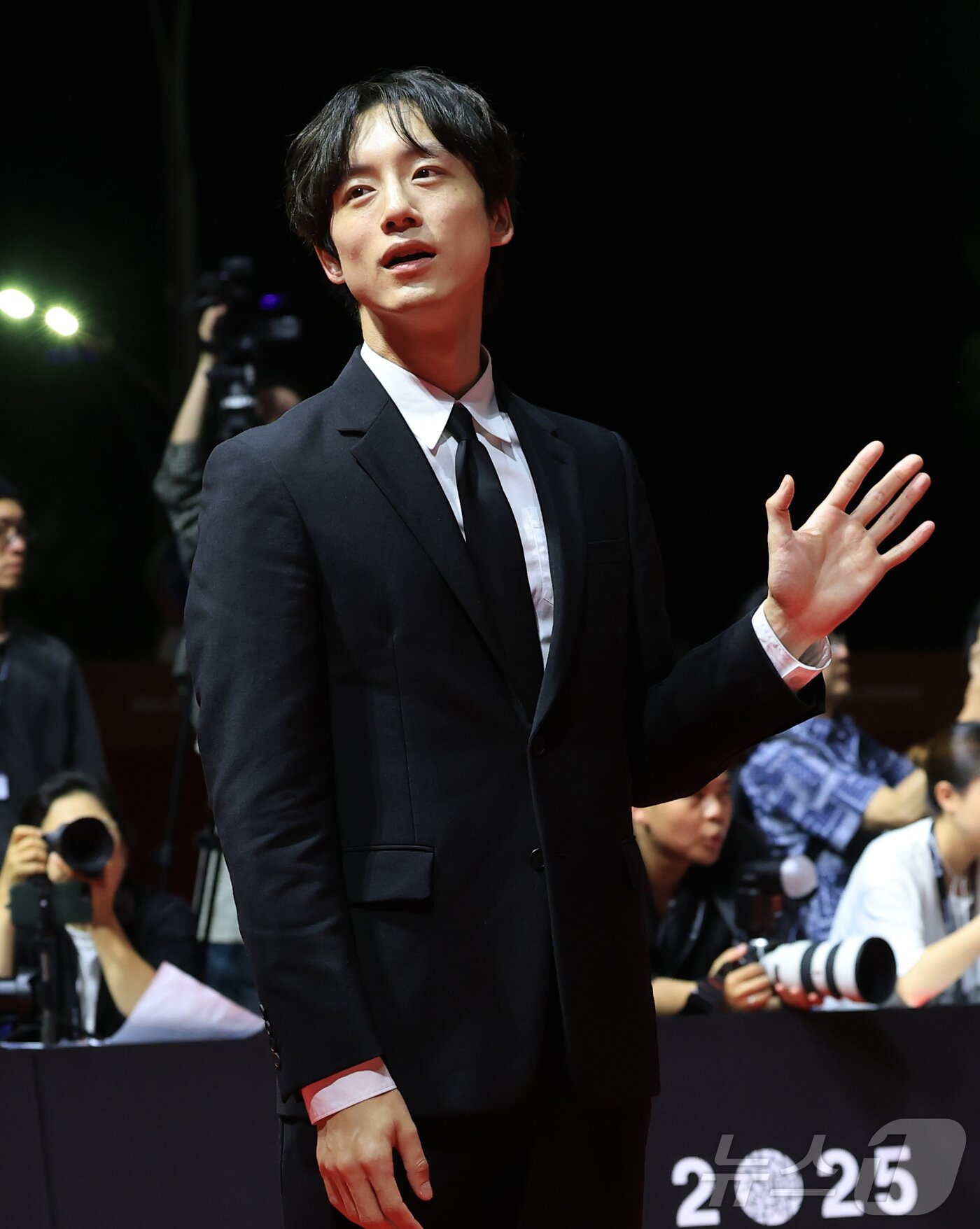 본문 이미지 - 배우 사카구치 켄타로가 17일 오후 부산 해운대구 영화의전당에서 열린 ‘제30회 부산국제영화제’&#40;BIFF&#41; 개막식에 참석해 인사를 하고 있다. ⓒ News1 권현진 기자