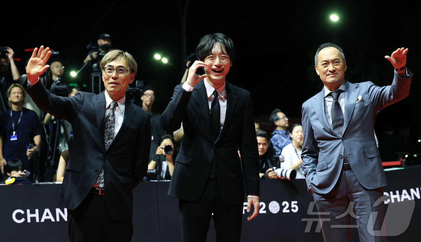 (부산=뉴스1) 권현진 기자 = 쿠마자와 나오토 감독(왼쪽부터)와 배우 와사카구치 켄타로, 타나베 켄이 17일 오후 부산 해운대구 영화의전당에서 열린 ‘제30회 부산국제영화제’(B …