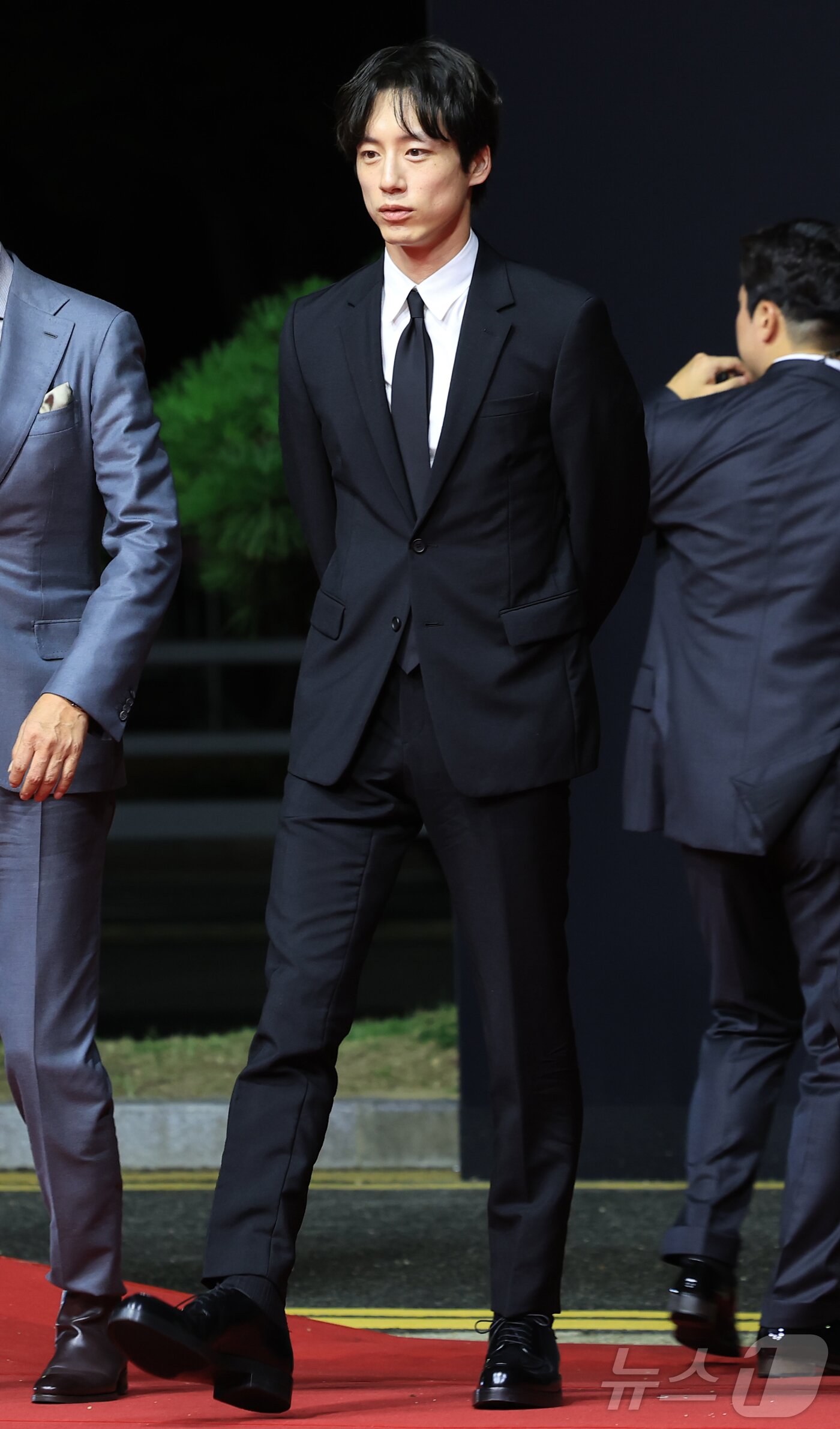 본문 이미지 - 배우 사카구치 켄타로가 17일 오후 부산 해운대구 영화의전당에서 열린 ‘제30회 부산국제영화제’&#40;BIFF&#41; 개막식에 참석해 레드카펫을 밟고 있다. ⓒ News1 권현진 기자