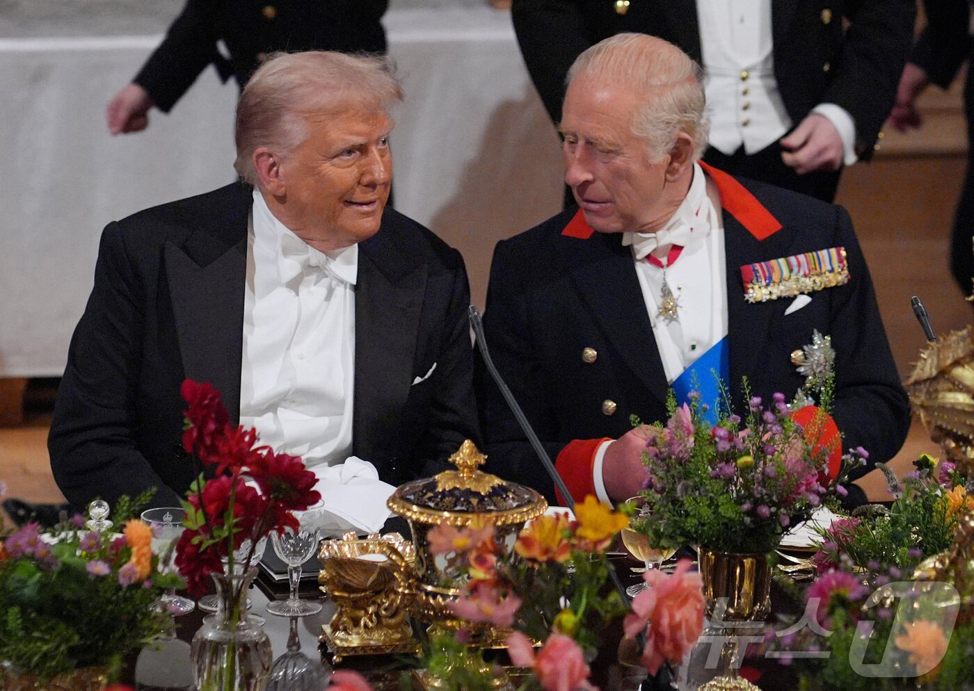 본문 이미지 - 17일&#40;현지시간&#41; 찰스 3세 영국 국왕&#40;오른쪽&#41;과 국빈 방문중인 도널드 트럼프 미국 대통령이 영국 버크셔 윈저성에서 열린 국빈 만찬에서 대화를 나누고 있다. 2025.09.17 ⓒ 로이터=뉴스1 ⓒ News1 김지완 기자