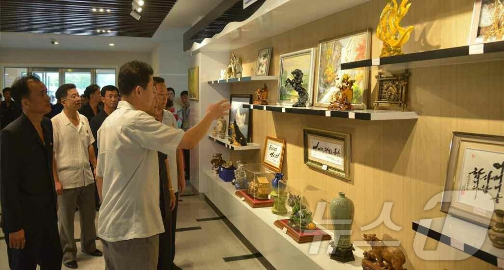 (평양 노동신문=뉴스1) = 북한 노동당 기관지 노동신문은 18일 원산갈마해안관광지구에서 미술기념품전시회가 개막했다고 보도했다. 전시회에는 20여종에 2500여점의 작품들이 출품됐 …