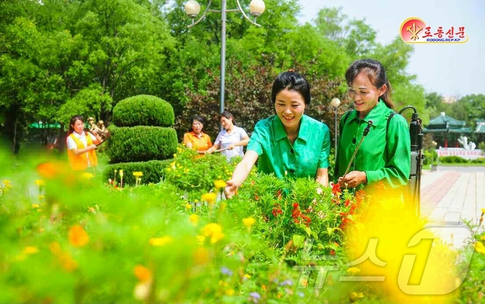 (평양 노동신문=뉴스1) = 북한 노동당 기관지 노동신문은 18일 평천구역공원유원지관리소에서 "애국의 마음 안고 공원 관리 사업을 잘 해나가고 있다"고 보도했다. [국내에서만 사용 …