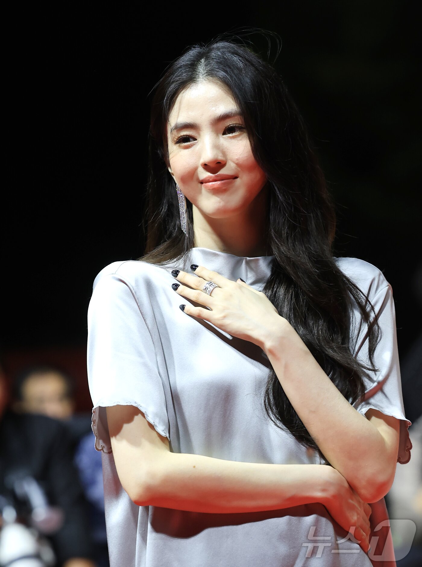 본문 이미지 - 배우 한소희가 17일 오후 부산 해운대구 영화의전당에서 열린 ‘제30회 부산국제영화제’&#40;BIFF&#41; 개막식에 참석해 매력을 발산하고 있다. ⓒ News1 권현진 기자