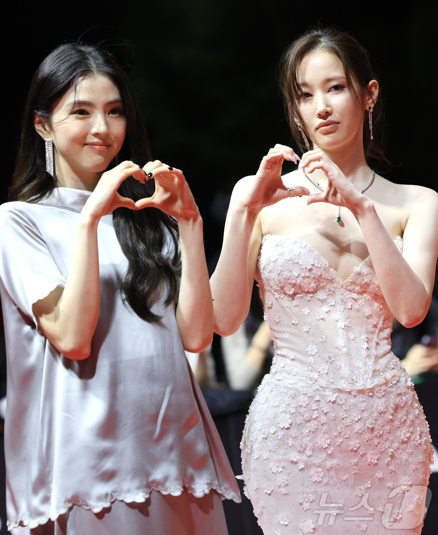 본문 이미지 - 배우 한소희와 전종서(오른쪽)가 17일 오후 부산 해운대구 영화의전당에서 열린 ‘제30회 부산국제영화제’(BIFF) 개막식에 참석해 레드카펫을 밟고 있다. 2025.9.18/뉴스1 ⓒ News1 권현진 기자