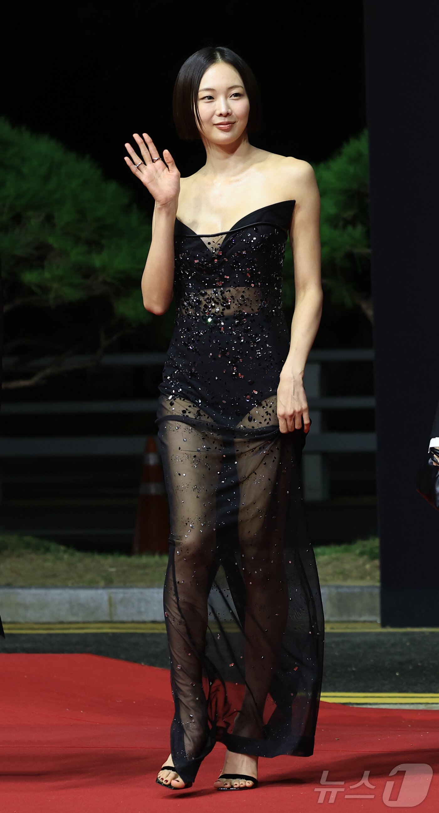 본문 이미지 - 배우 금새록이 17일 오후 부산 해운대구 영화의전당에서 열린 ‘제30회 부산국제영화제’&#40;BIFF&#41; 개막식에 참석해 레드카펫을 밟으며 손을 흔들고 있다. ⓒ News1 권현진 기자