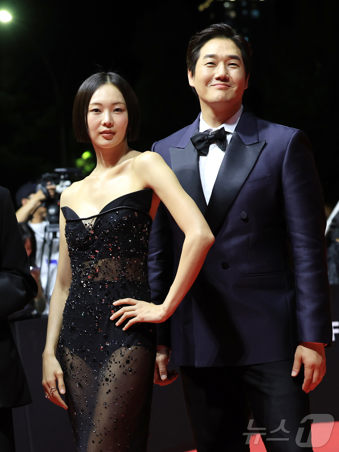 (부산=뉴스1) 권현진 기자 = 배우 금새록과 유지태(오른쪽)가 17일 오후 부산 해운대구 영화의전당에서 열린 ‘제30회 부산국제영화제’(BIFF) 개막식에 참석해 레드카펫을 밟고 …
