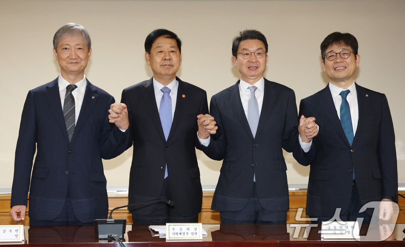 본문 이미지 - 구윤철 경제부총리 겸 기획재정부 장관이 18일 오전 서울 중구 은행회관에서 열린 확대 거시경제금융회의에 앞서 참석자들과 기념촬영을 하고 있다. 왼쪽부터 이찬진 금융감독원장, 구 부총리, 이억원 금융위원장, 유상대 한국은행 부총재. 2025.9.18/뉴스1 ⓒ News1 이광호 기자