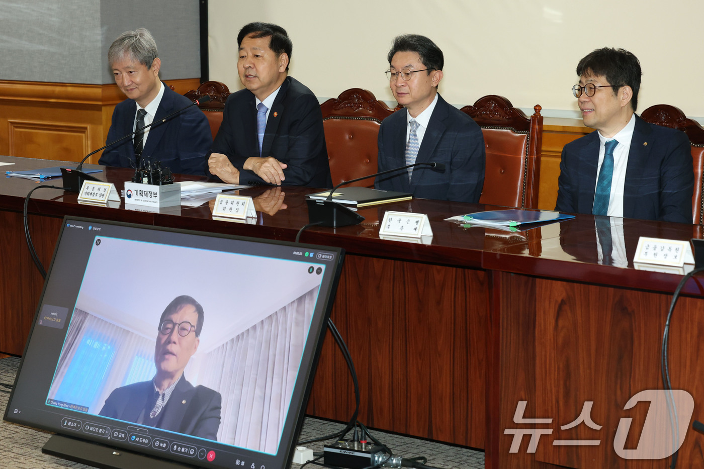 (서울=뉴스1) 이광호 기자 = 구윤철 경제부총리 겸 기획재정부 장관이 18일 오전 서울 중구 은행회관에서 열린 확대 거시경제금융회의에서 모두발언을 하고 있다.왼쪽부터 이찬진 금융 …