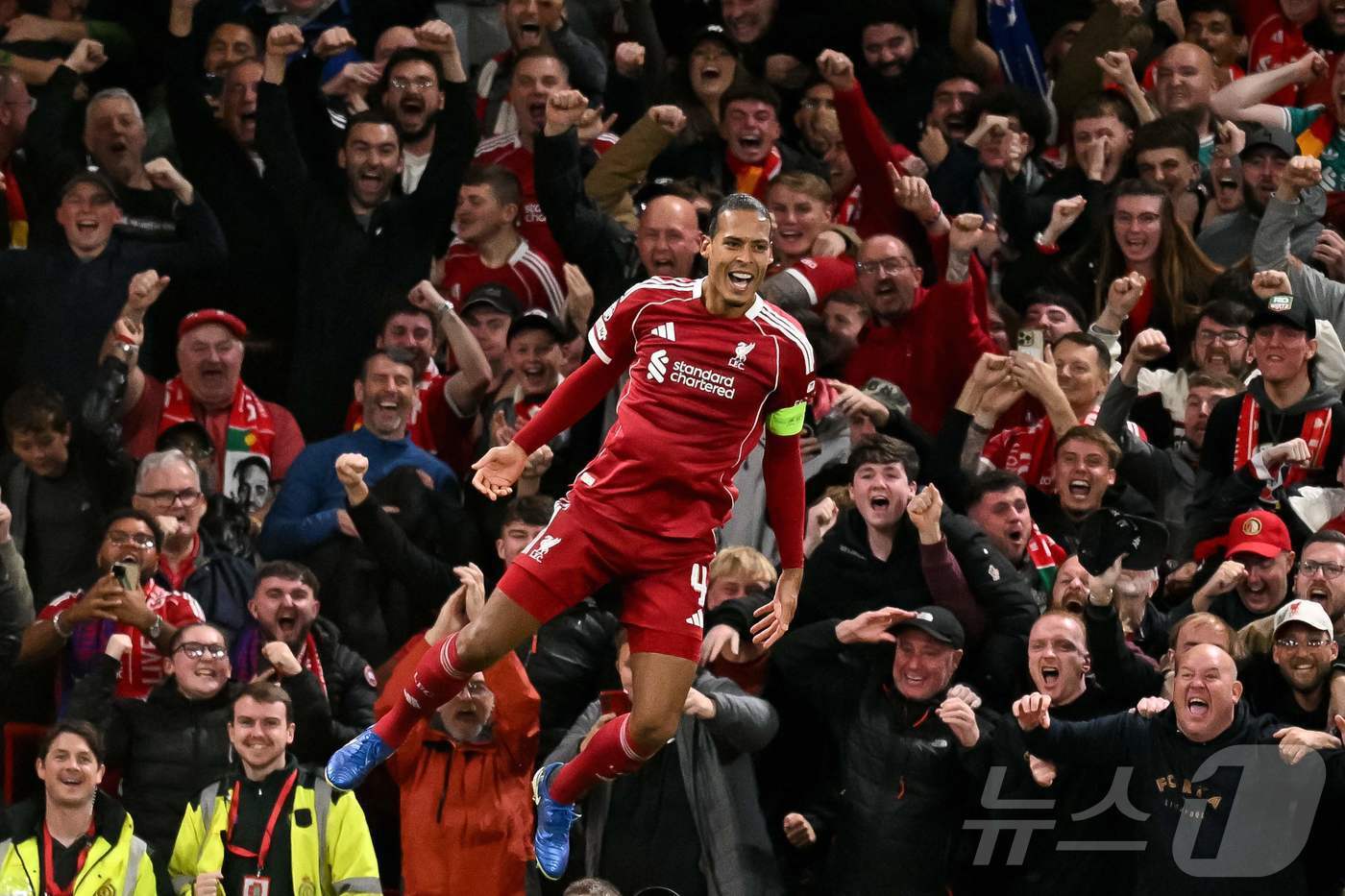 본문 이미지 - 결승골을 넣은 뒤 포효하는 버질 판 다이크 ⓒ AFP=뉴스1