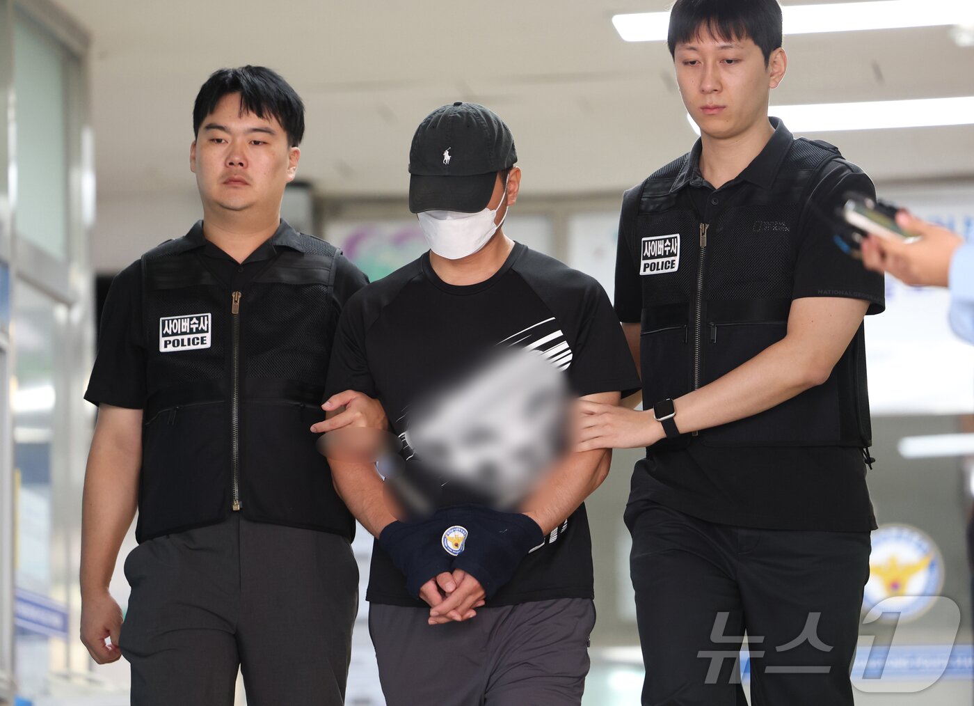 본문 이미지 - 17일 오후 경기 수원시 영통구 수원영통경찰서에서 &#39;KT 소액결제 사건&#39; 피의자인 중국 교포 A 씨가 구속 전 피의자 심문&#40;영장실질심사&#41;를 받기 위해 나오고 있다.  2025.9.18/뉴스1 ⓒ News1 김영운 기자