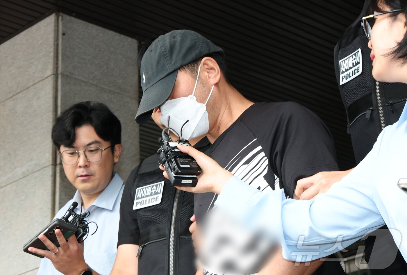 본문 이미지 - 17일 오후 경기 수원시 영통구 수원영통경찰서에서 &#39;KT 소액결제 사건&#39; 피의자인 중국 교포 A 씨가 구속 전 피의자 심문&#40;영장실질심사&#41;를 받기 위해 나오고 있다.  2025.9.18/뉴스1 ⓒ News1 김영운 기자