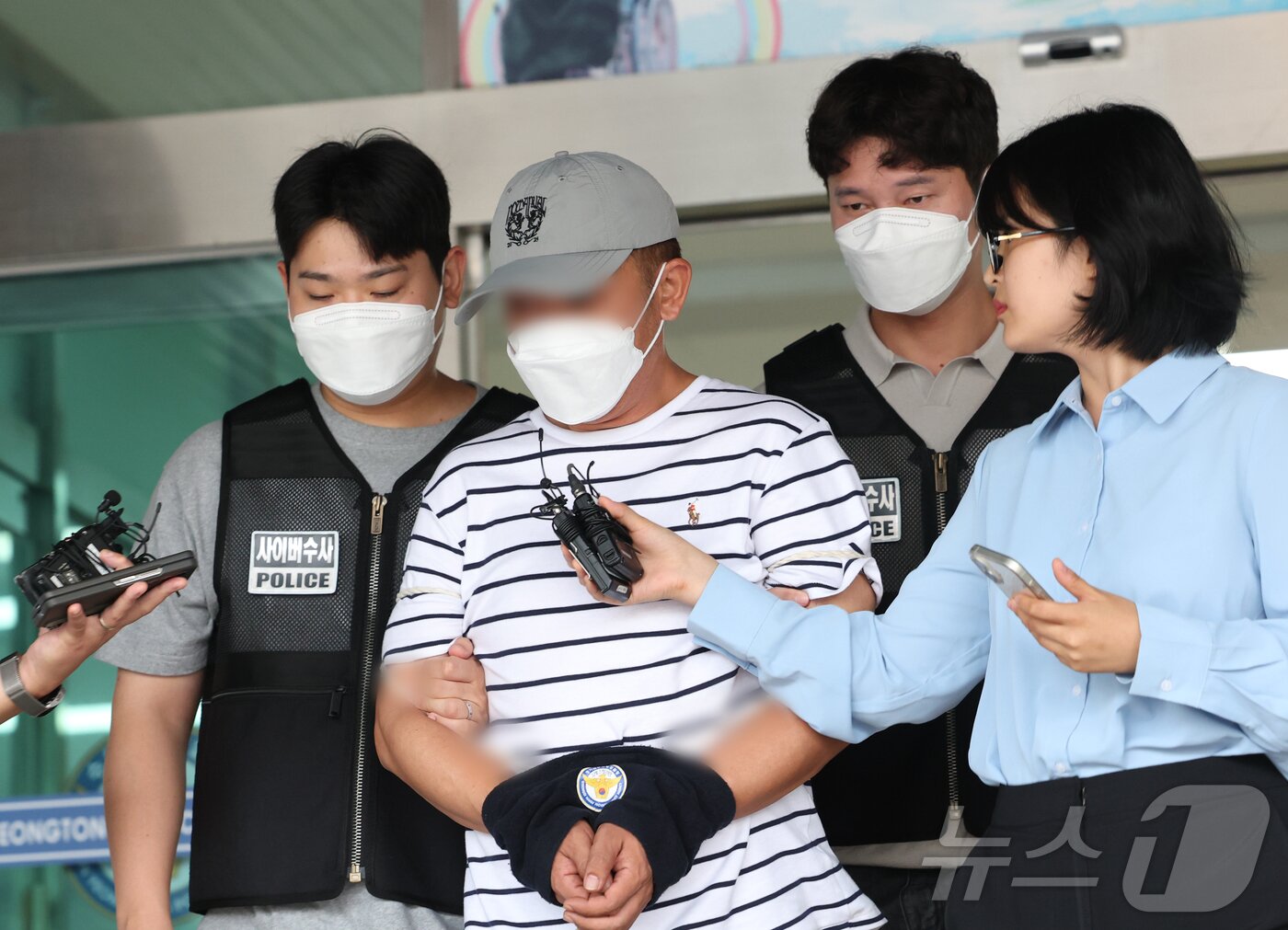 본문 이미지 - 17일 오후 경기 수원시 영통구 수원영통경찰서에서 &#39;KT 소액결제 사건&#39; 피의자인 중국 교포 B 씨가 구속 전 피의자 심문&#40;영장실질심사&#41;를 받기 위해 나오고 있다.  2025.9.18/뉴스1 ⓒ News1 김영운 기자