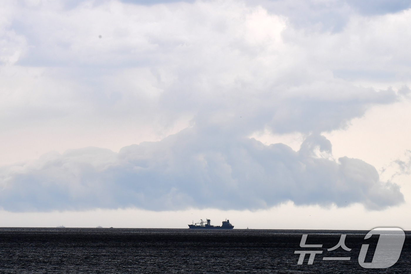 (포항=뉴스1) 최창호 기자 = 18일 경북 포항시 북구 영일대해수욕장 앞 바다 위로 먹구름이 몰려오고 있다.  2025.9.18/뉴스1